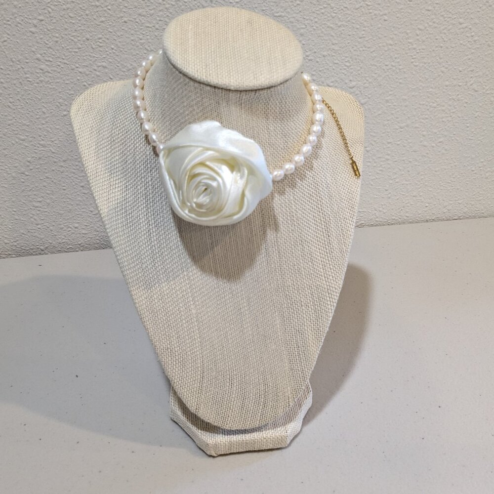 Ava Flower Choker